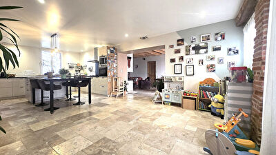 Authenticité et charme : Ancien corps de ferme rénové avec dépendances à Brens