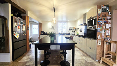 Authenticité et charme : Ancien corps de ferme rénové avec dépendances à Brens