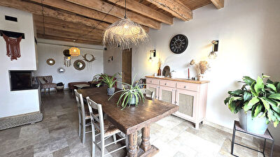 Authenticité et charme : Ancien corps de ferme rénové avec dépendances à Brens