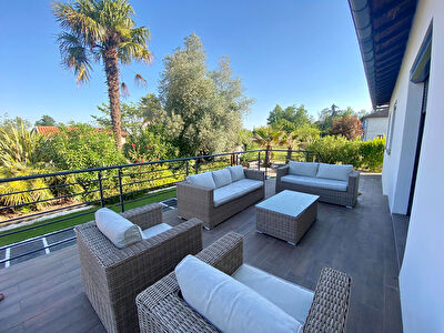 Maison T5 Gaillac avec piscine, pool house, et grand garage.