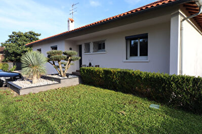Maison T5 Gaillac avec piscine, pool house, et grand garage.