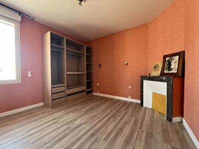 Maison entièrement rénovée avec garage double et 1 923 m² de terrain constructible à Gaillac !