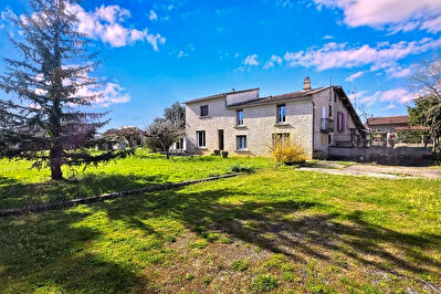 Maison familiale avec grand terrain arboré ? Un bien rare au fort potentiel
