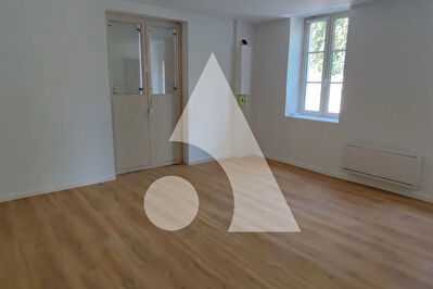 CADRE EXCEPTIONNEL 2  ESPACES EN DUPLEX AVEC COUR 88.06 ET  POSSIBILITES DE TERRAIN ATTENANT