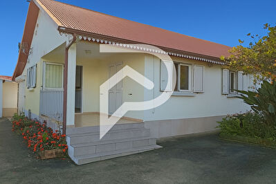 Villa F4 lumineuse avec jardin au coeur du village des Makes
