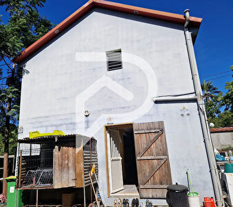 Maison F4, à rafraîchir, à 2 minutes du Centre-Ville de Saint-Louis