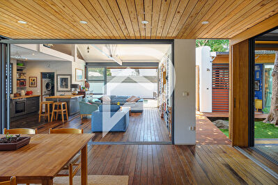 Maison d'architecte, véritable art de vivre tropical à Terre Sainte