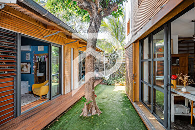 Maison d'architecte, véritable art de vivre tropical à Terre Sainte
