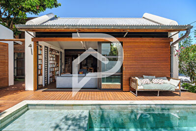 Maison d'architecte, véritable art de vivre tropical à Terre Sainte