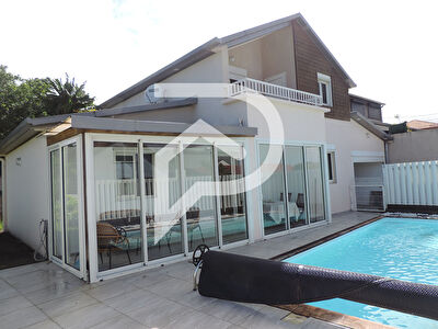 Maison F4 avec 3 chambres, 2 salles d'eau et une piscine
