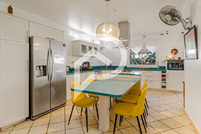 Villa familiale- Grande terrasse de 60 m2 environ, cuisine d'été, dépendance, jardin arboré, St Joseph