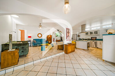 Villa familiale- Grande terrasse de 60 m2 environ, cuisine d'été, dépendance, jardin arboré, St Joseph