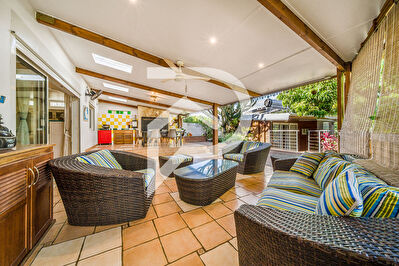 Villa familiale- Grande terrasse de 60 m2 environ, cuisine d'été, dépendance, jardin arboré, St Joseph