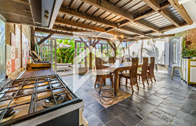 Villa de charme rénovée avec cachet créole et confort contemporain