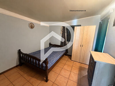 Terre Sainte  F3 de plain-pied avec grand jardin et fort potentiel