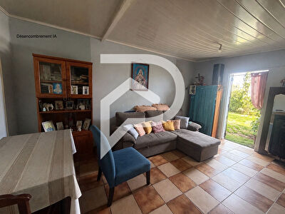 Terre Sainte  F3 de plain-pied avec grand jardin et fort potentiel