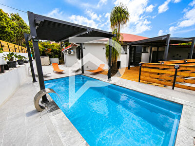 Maison F4 entièrement rénovée de 94 m² avec piscine . À 5 minutes du centre-ville de Saint-Joseph
