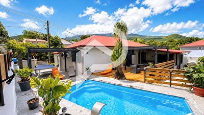 Maison F4 entièrement rénovée de 94 m² avec piscine . À 5 minutes du centre-ville de Saint-Joseph