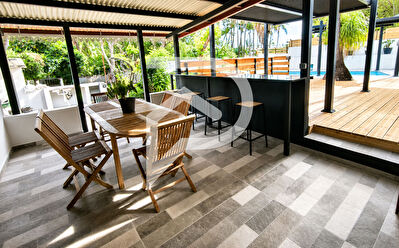 Maison F4 entièrement rénovée de 94 m² avec piscine . À 5 minutes du centre-ville de Saint-Joseph