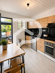 Maison F4 entièrement rénovée de 94 m² avec piscine . À 5 minutes du centre-ville de Saint-Joseph
