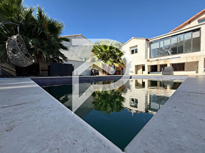 Maison Marseille 13015 5 pièce(s) sur un terrain de 466m² sans vis a vis avec piscine .