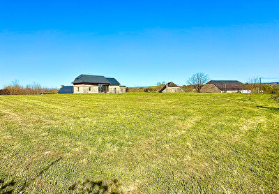 Corps de ferme rénové dans la zone sud de Brive 4 chambres 170 m2 sur 2631m2 de terrain !