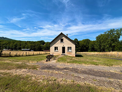Maison ancien corps de ferme plus d'un hectare de terrain ? Saint-Pantaléon-de-Larche 3 chambres 91.81 m2