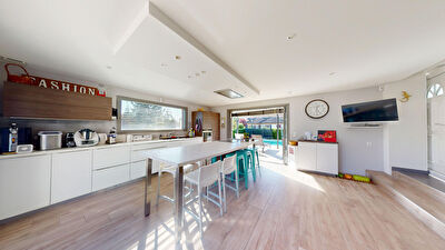 Maison rénovée Avanne-Aveney -  297 m2