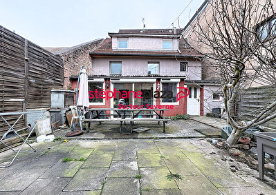 Maison de ville avec terrasse à rénover