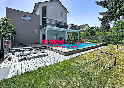 Villa lumineuse avec jardin et piscine 