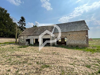 Longère à rénover et à aménager sur 3478 m² de terrain avec deux terrains à bâtir