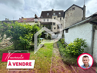 Ensemble immobilier en centre ville avec commerces commodités et écoles sur place.