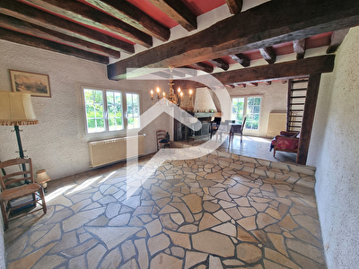 Maison de maçon nichée dans un cadre calme et verdoyant.