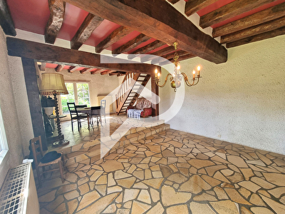 Maison de maçon nichée dans un cadre calme et verdoyant.
