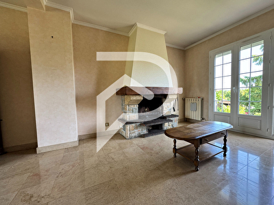 Solide maison familiale idéalement située avec 3 chambres possibilité 5