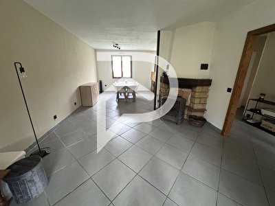 Maison de plain-pied sur sous sol total de 74 m² dans une commune avec écoles, commerces et cabinet médical. A 10 mn de Bu