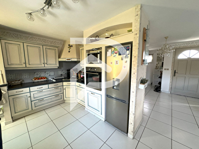 Belle maison traditionnelle  de 150 m² à 3 mn de Ezy sur Eure dans un commune avec écoles et commerces