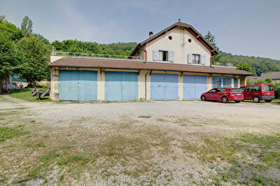 Maison + 2 appartements + 6 garages