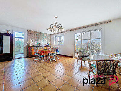 Villa avec pisicine 11 pièces - 215m2