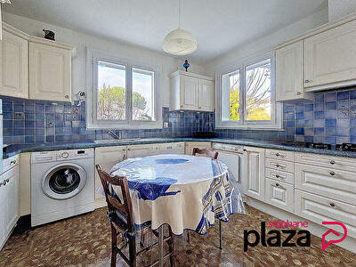 Villa avec pisicine 11 pièces - 215m2