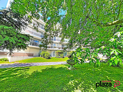 Grand deux pieces avec parking en centre ville