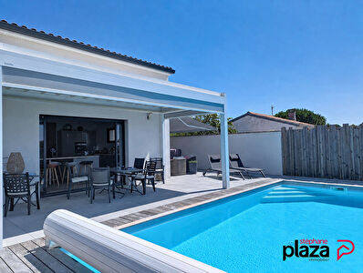Maison contemporaine avec piscine et vue dégagée