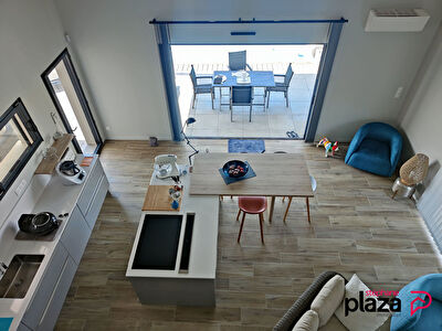 Maison contemporaine avec piscine et vue dégagée