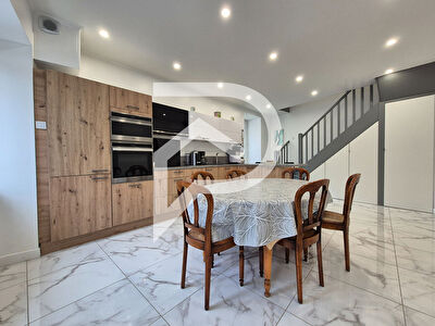 Maison rénovée de 111.78 m² avec double accès véhicule à Moisenay