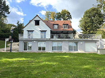 Maison à vendre à Boissettes 300 m² habitables Vue exceptionnelle sur la Seine Terrain de 7000 m² + terrain à bâtir de 488m²