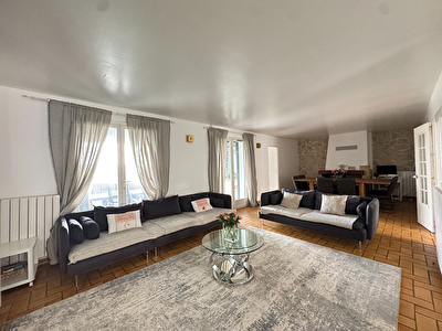 Maison à vendre à Boissettes 300 m² habitables Vue exceptionnelle sur la Seine Terrain de 7000 m² + terrain à bâtir de 488m²