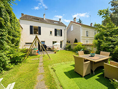 A VENDRE LE MÉE-VILLAGE - MAISON INDIVIDUELLE DE 133 m² DE CHARME AVEC JARDIN CLOS DE MURS