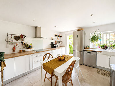A VENDRE LE MÉE-VILLAGE - MAISON INDIVIDUELLE DE 133 m² DE CHARME AVEC JARDIN CLOS DE MURS