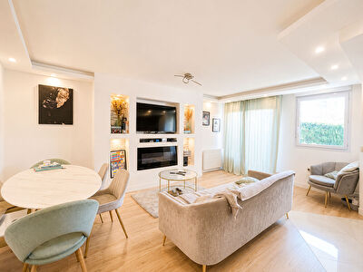 À LOUER - ÉVRY-COURCOURONNES - 3 PIÈCES MEUBLÉ AVEC JARDIN, TERRASSE, PISCINE ET DOUBLE PARKING