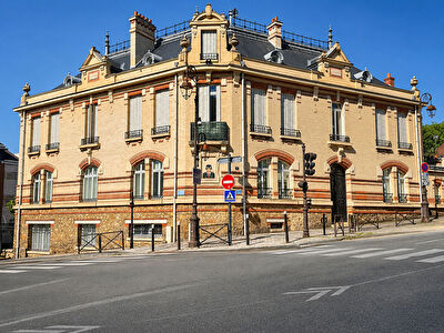 Ancienne Sous-Préfecture de Melun  Élégant triplex au coeur du centre-ville